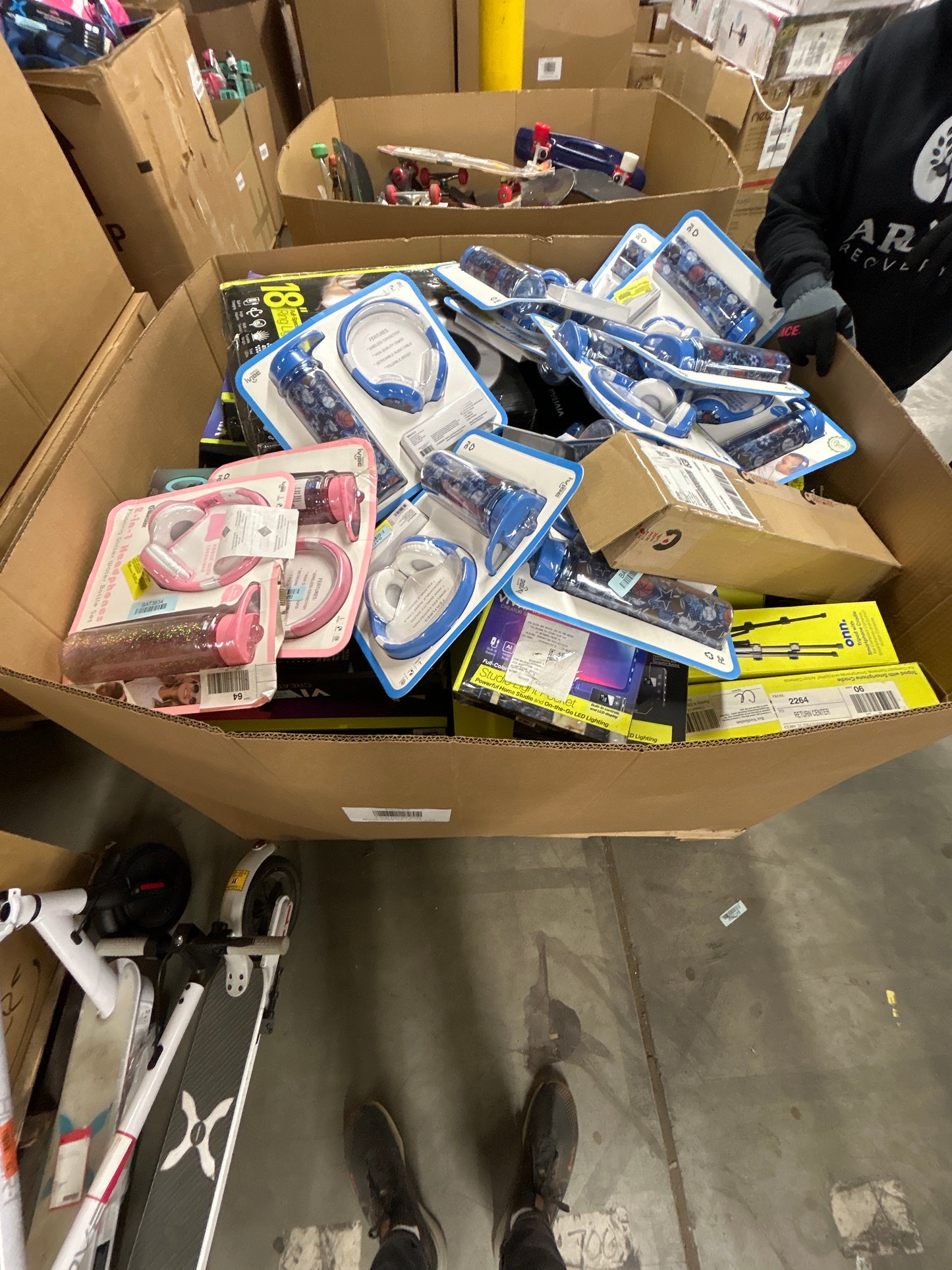 Liquidation Pallet of Lights, Peripherals and Camera Accessories, Pallet-ALS