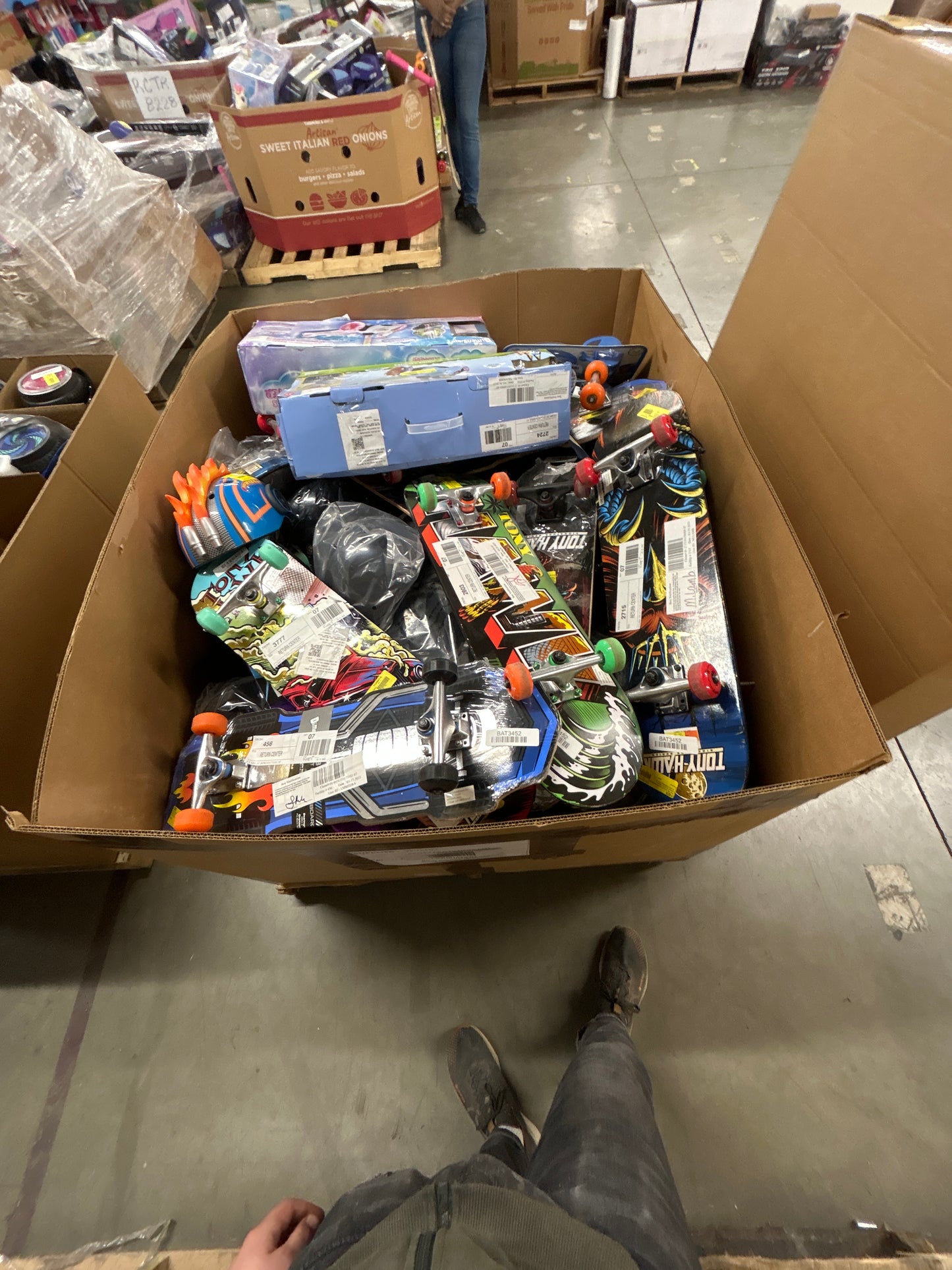 Liquidation Pallet of Toys and Headphones, Pallet-AKZ